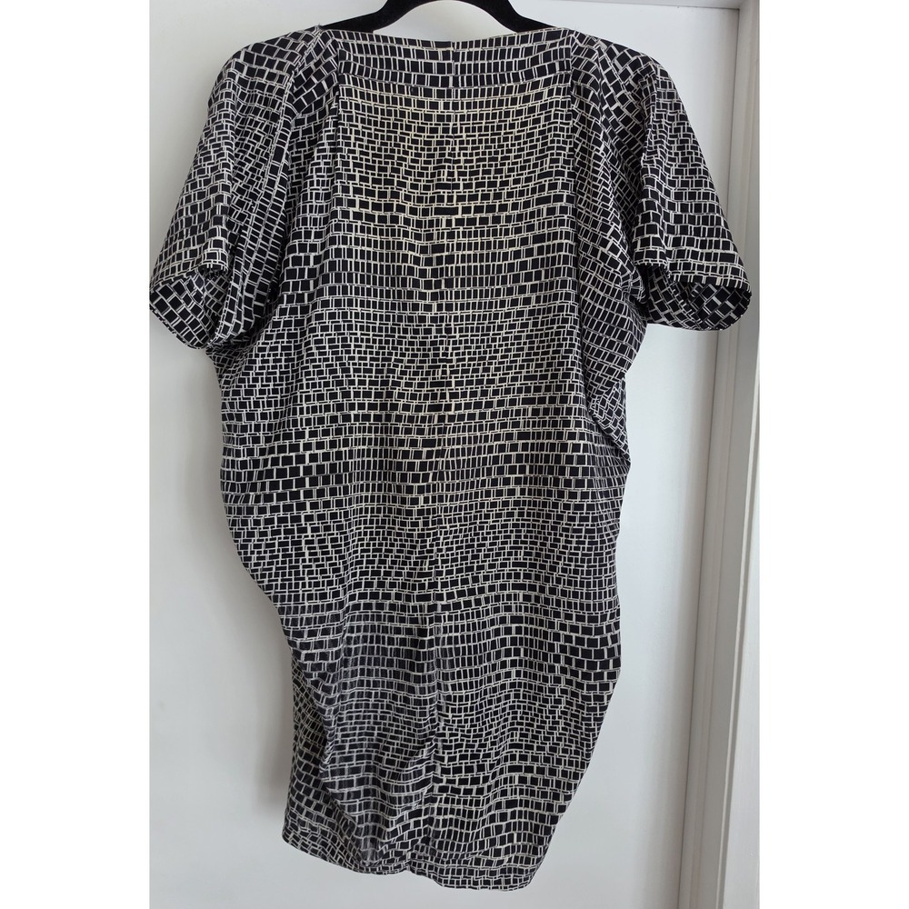 Vince Silk Blouse XXS Black White Geometric V-Neck Short Sleeve Tunic Top - Picture 2 of 5